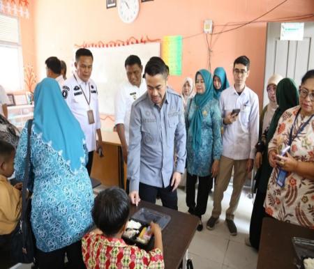 Pj Wako, Risnandar Mahiwa datang langsung cek simulasi makan gratis di SDN 185 Pekanbaru (foto/dini)